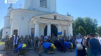 У Полтаві прощаються з воїнами, які полягли на війні з Росією У Полтаві прощаються з воїнами, які полягли на війні з Росією