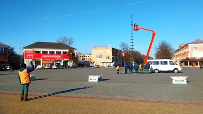 В Олександрії на Кіровоградщині почали встановлювати новорічну ялинку В Олександрії на Кіровоградщині почали встановлювати новорічну ялинку