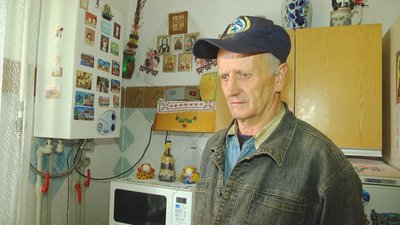 Шепетівчанин Петро Янчук розповідає, встановив індивідуальне опалення у квартирі аби не бути залежним від централізованого. Фото: Суспільне Поділля Шепетівчанин Петро Янчук розповідає, встановив індивідуальне опалення у квартирі аби не бути залежним від централізованого. Фото: Суспільне Поділля