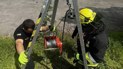 Впав до чотириметрового колодязя: у Дніпрі врятували песика