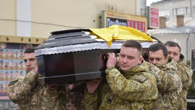  Поховали Олега Сироватка на міському кладовищі у селищі Гаразджа