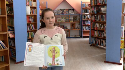 Софія Пастушок показує ілюстрацію до книги "Чари Читацького Бюро" Софія Пастушок показує ілюстрацію до книги "Чари Читацького Бюро"