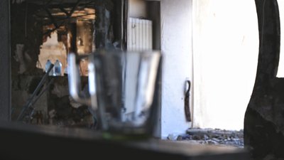 Холодильник над прірвою й уламки меблів. Внаслідок ракетного удару в одеському ЖК пошкоджено вісім квартир Холодильник над прірвою й уламки меблів. Внаслідок ракетного удару в одеському ЖК пошкоджено вісім квартир