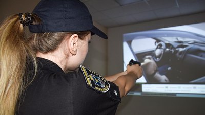 Миколаївські поліцейські відпрацьовують навички у сучасному інтерактивному мультимедійному тирі