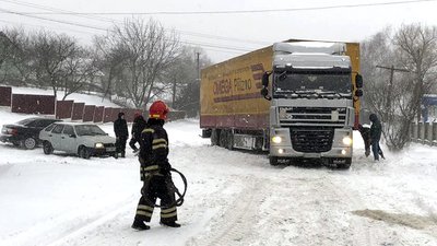 Одна із вантажівок застрігла і перекрила дорогу поблизу Хмельницького. Фото: ГУ ДСНС у Хмельницькій області.