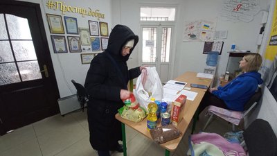 У Полтаві видали понад 300 продуктових наборів самотнім людям, яким більше 65 років У Полтаві видали понад 300 продуктових наборів самотнім людям, яким більше 65 років