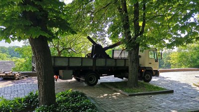 У Чернігові на Валу почали переносити гармати У Чернігові на Валу почали переносити гармати