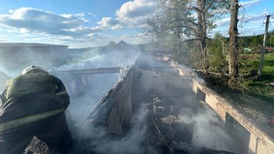 На Харківщині від російського обстрілу згоріла майстерня агрофірми На Харківщині від російського обстрілу згоріла майстерня агрофірми