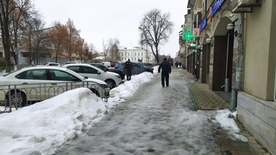 Ожеледиця на тротуарах Полтави: що кажуть місцеві та двірники Ожеледиця на тротуарах Полтави: що кажуть місцеві та двірники