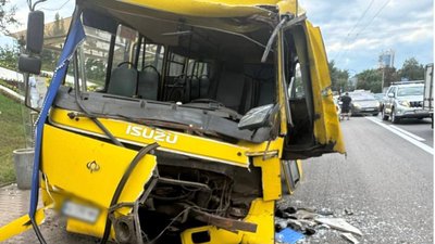 На столичних Дорогожичах маршрутка зіштовхнулася з автобусом
