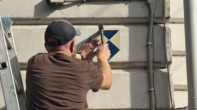 Встановлення "Блакитного щиту" на фасаді художнього музею в Сумах