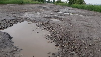 На Прикарпатті селяни перекрили дорогу – вимагають ремонту На Прикарпатті селяни перекрили дорогу – вимагають ремонту