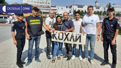 У Сумах волонтери та поліціянти замальовували написи з рекламою наркотиків