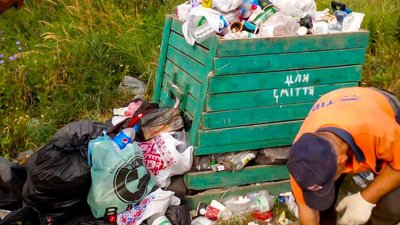На українсько-румунському кордоні на Буковині через черги з вантажівок щотижня вивозять понад 60 тонн сміття