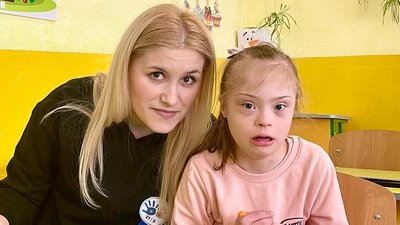 Анастасійку підтримали учні Рахівської школи до Всесвітнього дня людини із Синдромом Дауна Анастасійку підтримали учні Рахівської школи до Всесвітнього дня людини із Синдромом Дауна