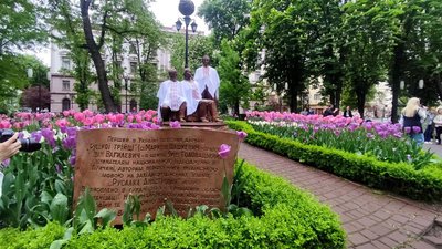 У Франківську "Руську трійцю" одягнули у вишиванки та представили карту громади У Франківську "Руську трійцю" одягнули у вишиванки та представили карту громади