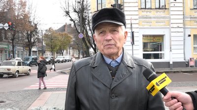 Зняли за 15 хвилин: у Житомирі демонтували бюст російському письменнику Олександру Пушкіну Зняли за 15 хвилин: у Житомирі демонтували бюст російському письменнику Олександру Пушкіну