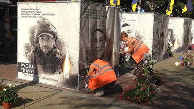 У Хмельницькому на Алеї Героїв реставрували куби У Хмельницькому на Алеї Героїв реставрували куби