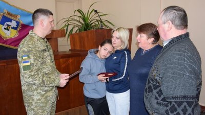 У Глухові на Сумщині рідним загиблого прикордонника Віталія Абрамчука вручили орден "За мужність"