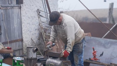 На Вінниччині чоловік майструє окопні пічки різних розмірів для захисників