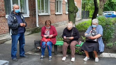 "Зареєструвались в поліклініці. Не кличуть, прийшли сюди". Як працює кропивницький Центр вакцинації