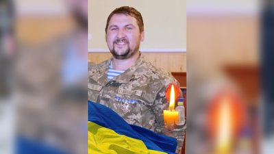 На Чернігівщині попрощалися з двома військовими, які загинули під Бахмутом на Донеччині На Чернігівщині попрощалися з двома військовими, які загинули під Бахмутом на Донеччині