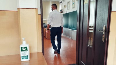 Усі навчальні заклади Хмельниччини відправили на канікули