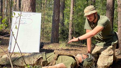 Руслан Томін проводить навчання по медицині для військовослужбовців свого взводу, травень 2023. Фото: Руслан Томін Руслан Томін проводить навчання по медицині для військовослужбовців свого взводу, травень 2023. Фото: Руслан Томін