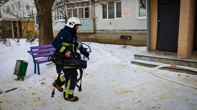 Рятувальник прибув для гасіння пожежі в будинку Рятувальник прибув для гасіння пожежі в будинку