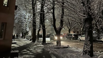 Зимова вулиця у Хмельницькому у вечірній час