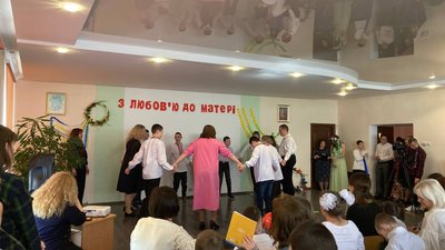 У Тернополі учні спецшколи привітали своїх мам зі святом У Тернополі учні спецшколи привітали своїх мам зі святом