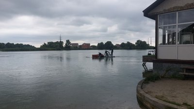 Оре, косить, обгортає та пливе річкою: черкащанин змайстрував водний трактор Оре, косить, обгортає та пливе річкою: черкащанин змайстрував водний трактор