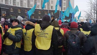 Двісті залізничків та транспортних будівельників з Кіровоградщини протестують під Кабміном Двісті залізничків та транспортних будівельників з Кіровоградщини протестують під Кабміном
