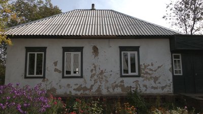 Ніні Лободі після вибухів замінили вікна у будинку і дали шиферу перекрити дах.