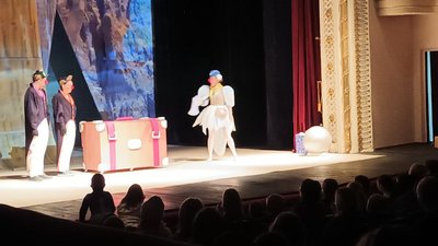 Весела подорож: у Тернополі діти дивилися виставу та отримали подарунки Весела подорож: у Тернополі діти дивилися виставу та отримали подарунки