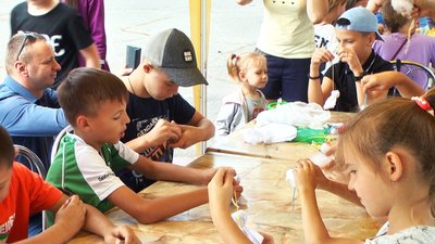 Малювали кавою та займалися рукоділлям: у Вінниці влаштували благодійні майстер-класи для дітей Малювали кавою та займалися рукоділлям: у Вінниці влаштували благодійні майстер-класи для дітей