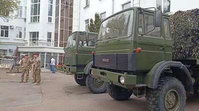 Вантажівки для десантників: за кошти громади Житомира придбали два автомобілі для ЗСУ Вантажівки для десантників: за кошти громади Житомира придбали два автомобілі для ЗСУ