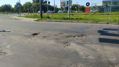 "Можна колеса лишити": водії у Луцьку скаржаться на стан дороги "Можна колеса лишити": водії у Луцьку скаржаться на стан дороги