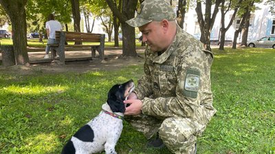"Ми з нею пройшли такий великий шлях". Історія прикордонника з Сумщини Андрія та Джессі, які 9 років служить разом