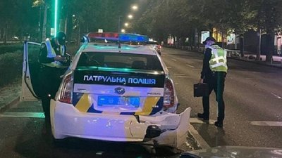 У Києві п'яний водій протаранив поліцейське авто і травмував патрульних