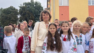 Вчителька зі школярами Вчителька зі школярами