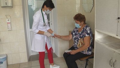 В одному з чотирьох центрів масової вакцинації у Луцьку – черги