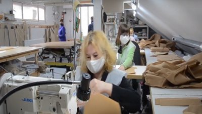 Захисні костюми для медиків безкоштовно шиють на меблевій фабриці на Тернопільщині