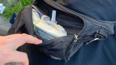 Гроші у сумці підозрюваного