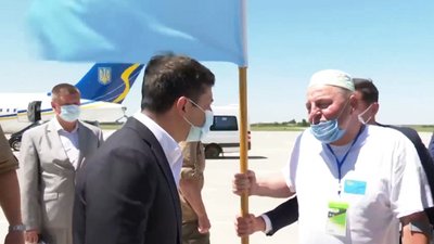 Зеленський на Херсонщині: в аеропорту Єдем Бєкіров подарував президенту прапор із тамгою Зеленський на Херсонщині: в аеропорту Єдем Бєкіров подарував президенту прапор із тамгою