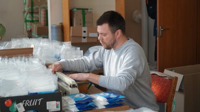 Дніпровські волонтери виготовляють грілки та сухі душі на фронт Дніпровські волонтери виготовляють грілки та сухі душі на фронт