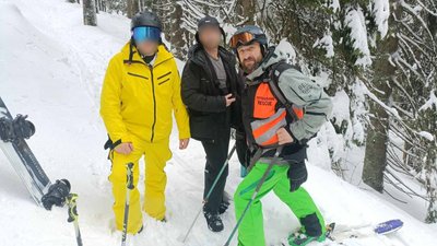 Закарпатські рятувальники допомогли двом туристам, які заблукали у горах