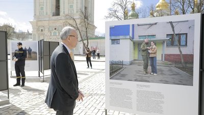 Чоловік дивиться на фото з виставки "Defining Futures"