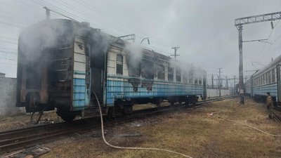 На Рівненщині загорівся старий вагон у залізничному депо