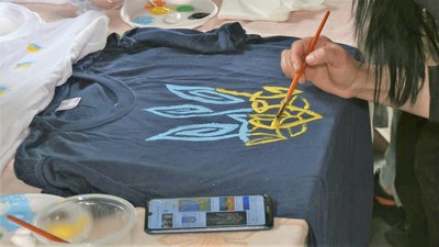 У Запоріжжі діти-переселенці розмалювали для військових патріотичні футболки